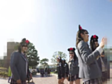 【JKパンチラ盗撮】夢の国で5人組&2人組の制服女子高生！画像